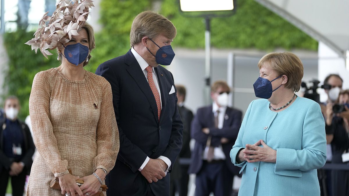 Das wohl letzte Treffen mit Merkel als Regierungschefin: Das niederländische Königspaar vor dem Kanzleramt in Berlin.