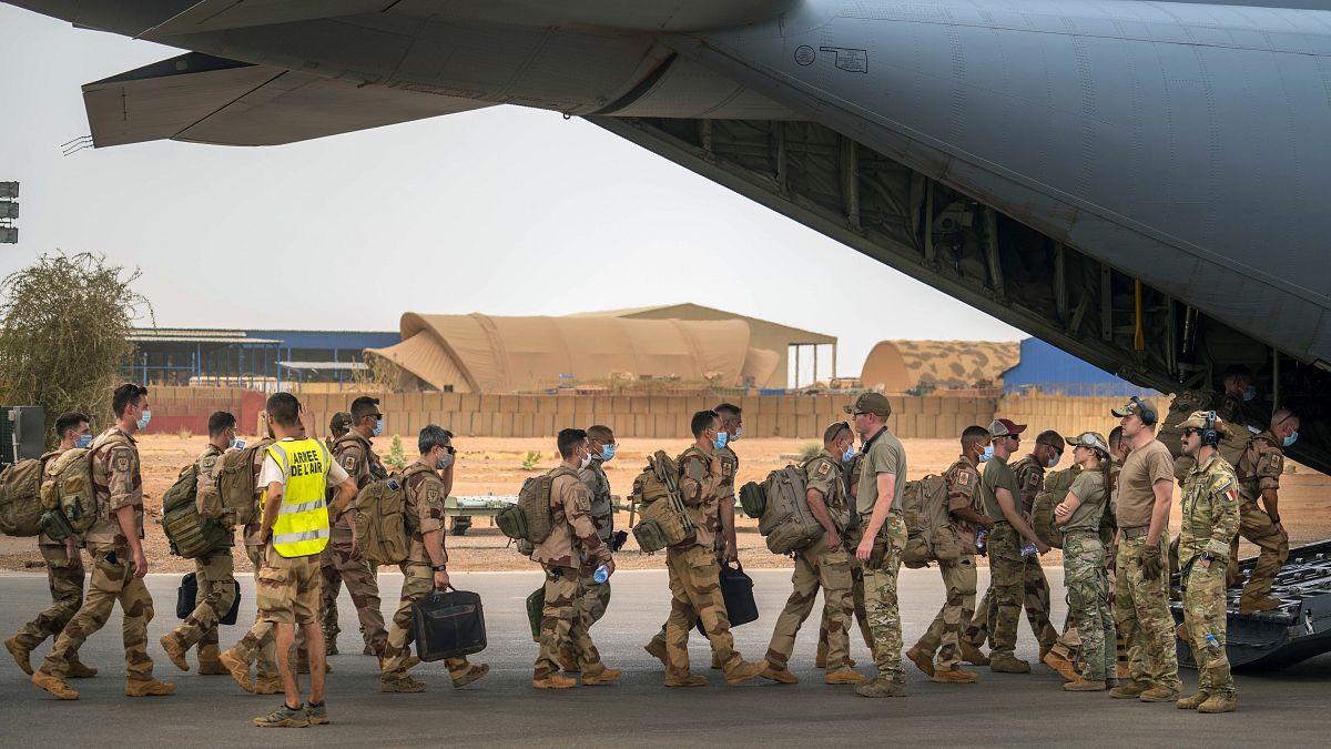 جنود من قوة برخان الفرنسية أنهوا رحلة عمل في منطقة الساحل، يغادرون قاعدتهم في جاو في مالي. 2021/06/09