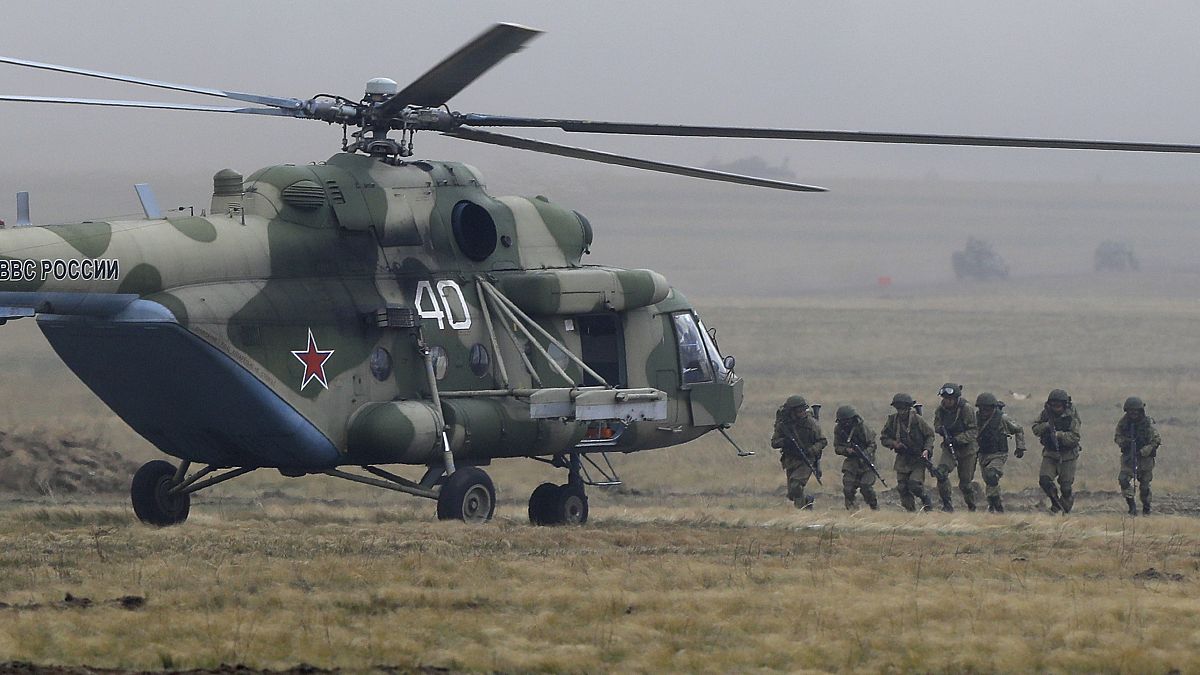 جنود يركبون مروحية عسكرية خلال مناورات قرب أورنبرغ في روسيا. 2019/09/20