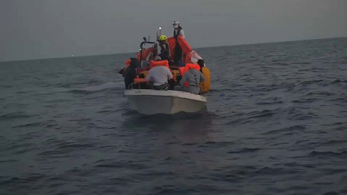 Ocean Viking procura urgentemente porto seguro para 572 migrantes