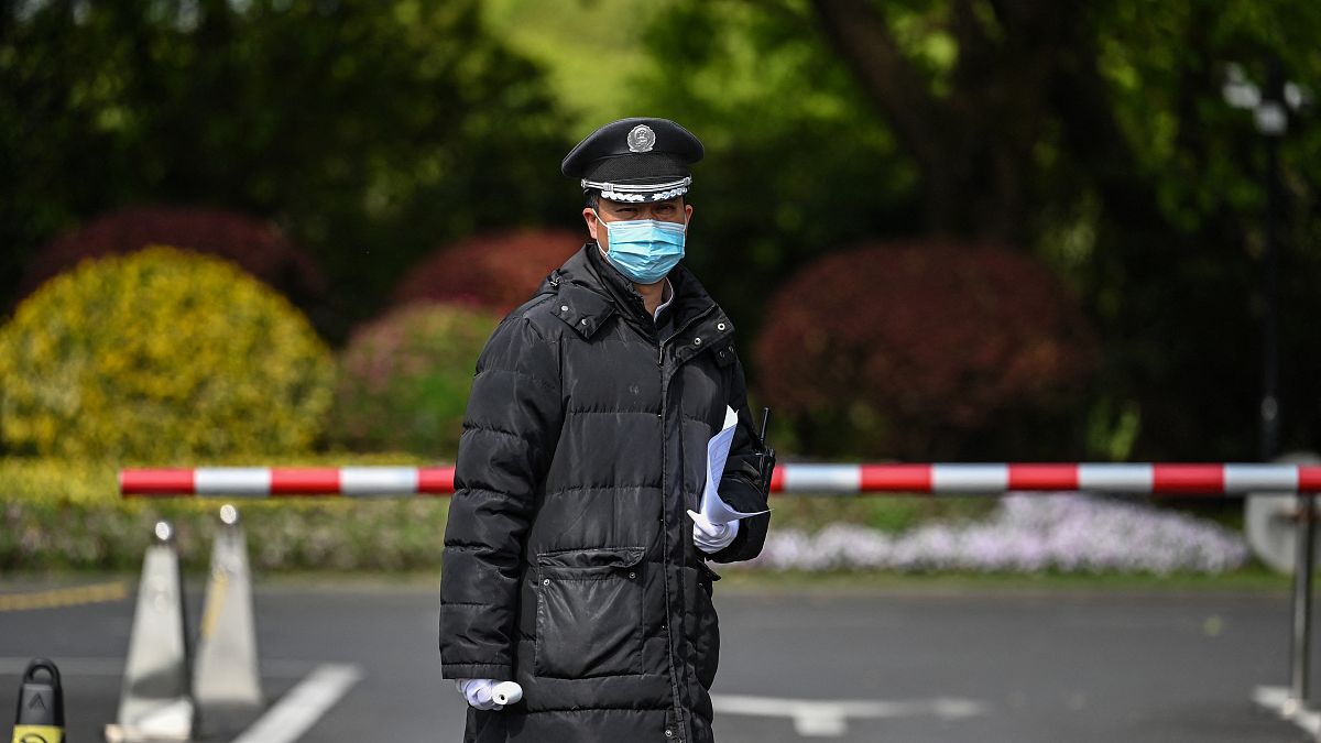 رجل أمن صيني يقف عند مدخل فندق في شنغهاي في 15 أبريل 2021