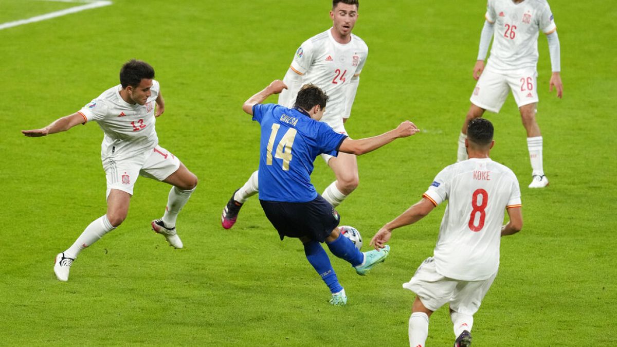 Ο Φεντερίκο Κιέζα σκοράρει για την Ιταλία στον ημιτελικό με την Ισπανία στο Γουέμπλεϊ