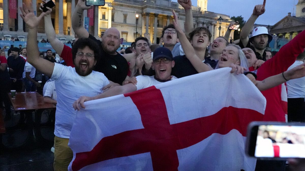 İngiltere'nin başkenti Londra'nın Trafalgar Meydanı'nda sevinç gösterileri yapan futbolseverler. Dikkat çeken ayrıntı, hiçbirinin maske takmaması.