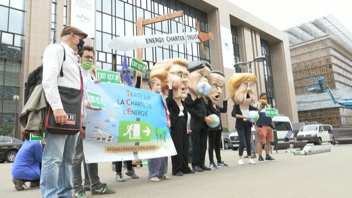 شاهد: متظاهرون يطالبون قادة أوروبا بالانسحاب من معاهدة ميثاق الطاقة