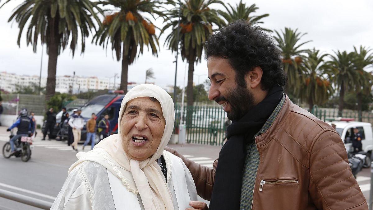 الصحافي المغربي عمر الراضي ووالدته فاطمة إلى جانبه 