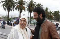 الصحافي المغربي عمر الراضي ووالدته فاطمة إلى جانبه 