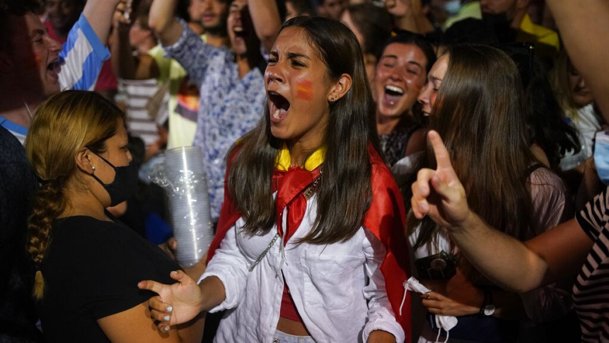 Supportrice espagnole de football déçue mardi soir après la défaite en demi-finale à Barcelone, Espagne, 6 juillet 2021