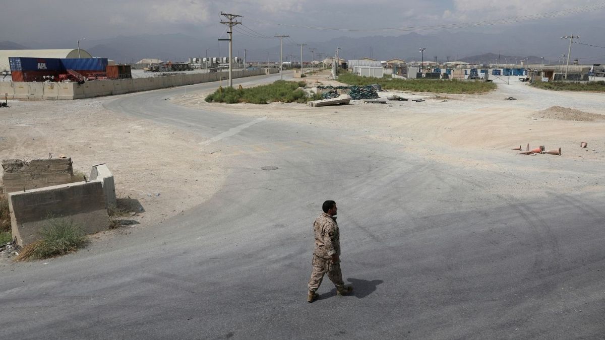 یک نظامی افغان در پایگاه بگرام