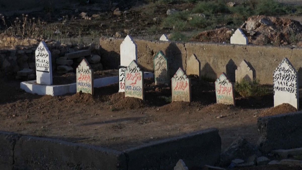 صور مقابر لأشخاص راحوا ضحية قصف التحالف الدولي في الموصل 