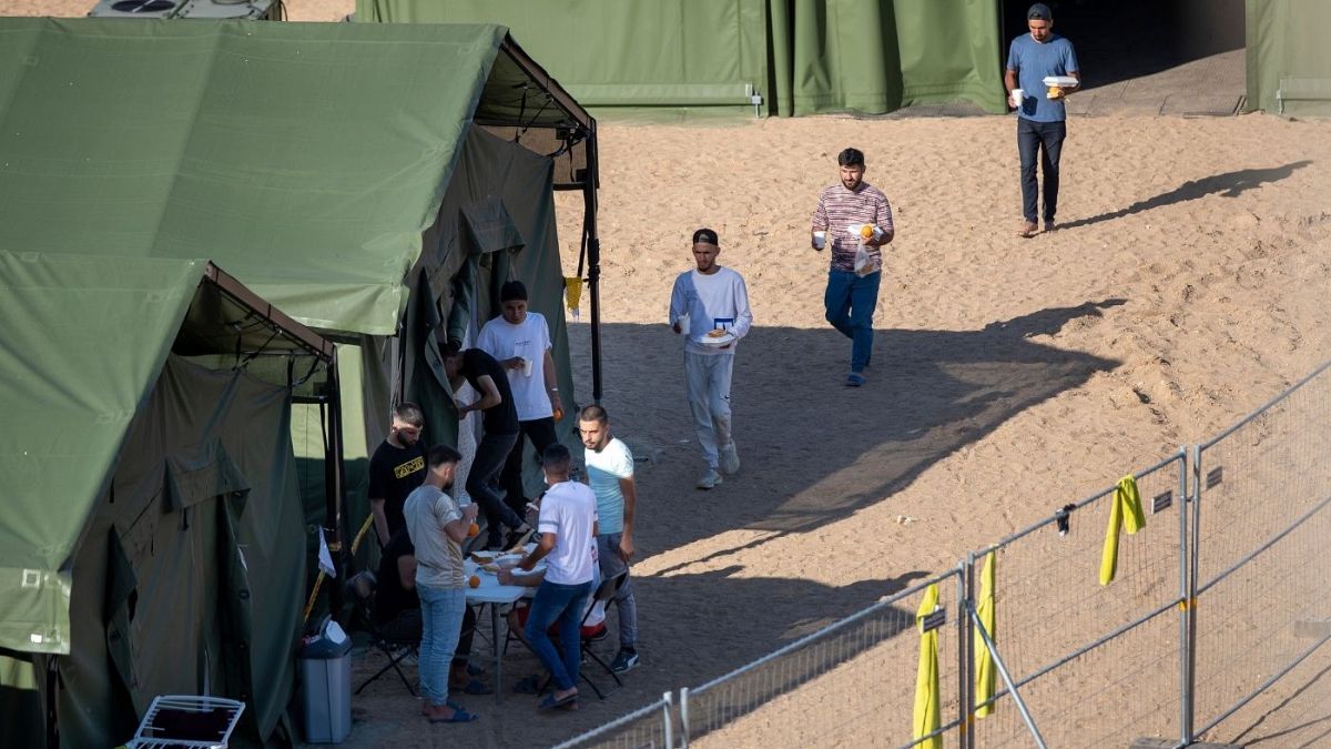 مهاجران در اردوگاهی تازه تأسیس در مرز لیتوانی