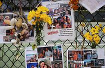 az eltűntekre emlékező plakátok egy, a tragédia helyszínéhez közeli kerítésen