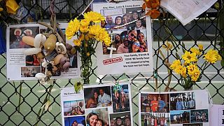 az eltűntekre emlékező plakátok egy, a tragédia helyszínéhez közeli kerítésen
