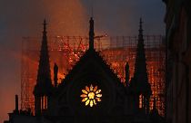 15 أبريل 2019، ألسنة اللهب والدخان تتصاعد من كاتدرائية نوتردام أثناء احتراقها في باريس.