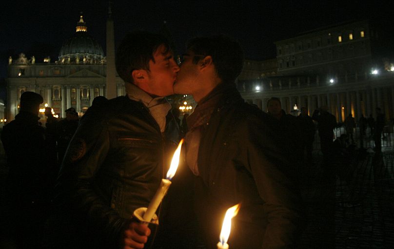 مثليان يقبلان بعضهما البعض أمام ساحة القديس بطرس بالفاتيكان