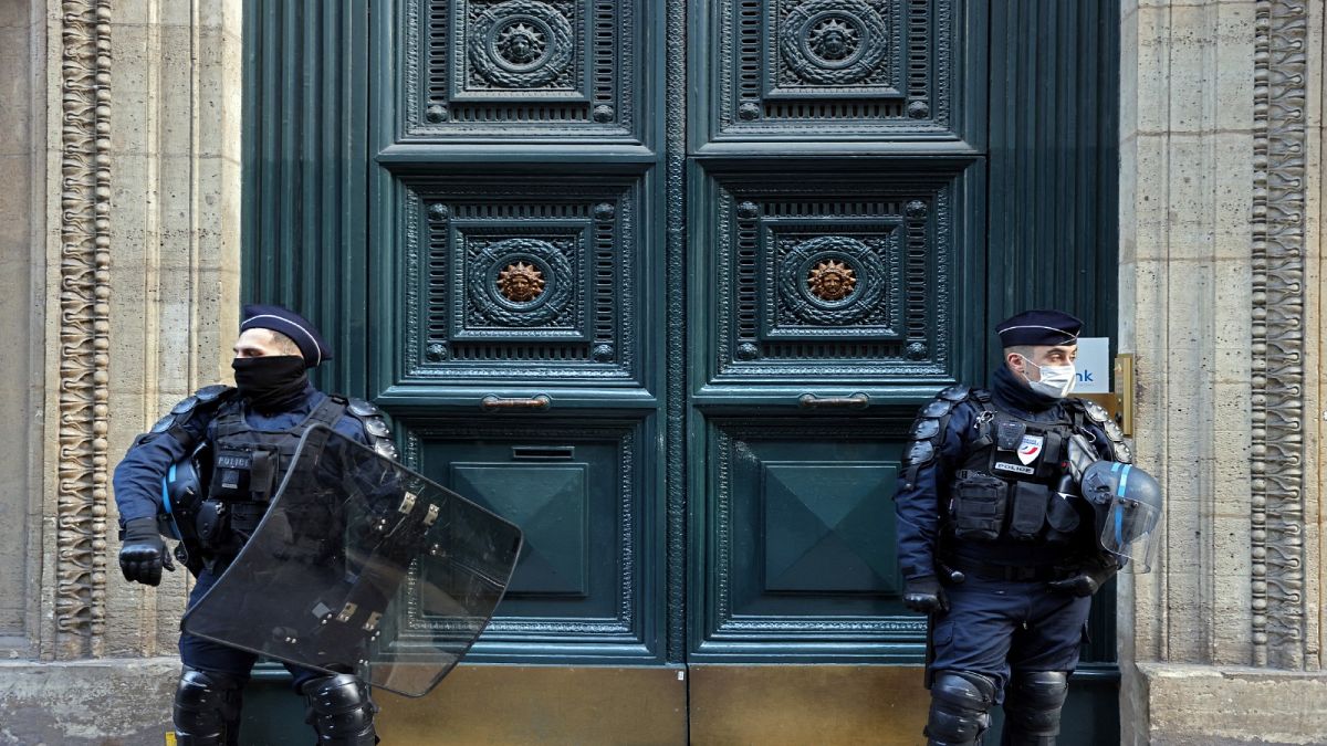 رجال شرطة  في  باريس، في 6 أبريل 2021.