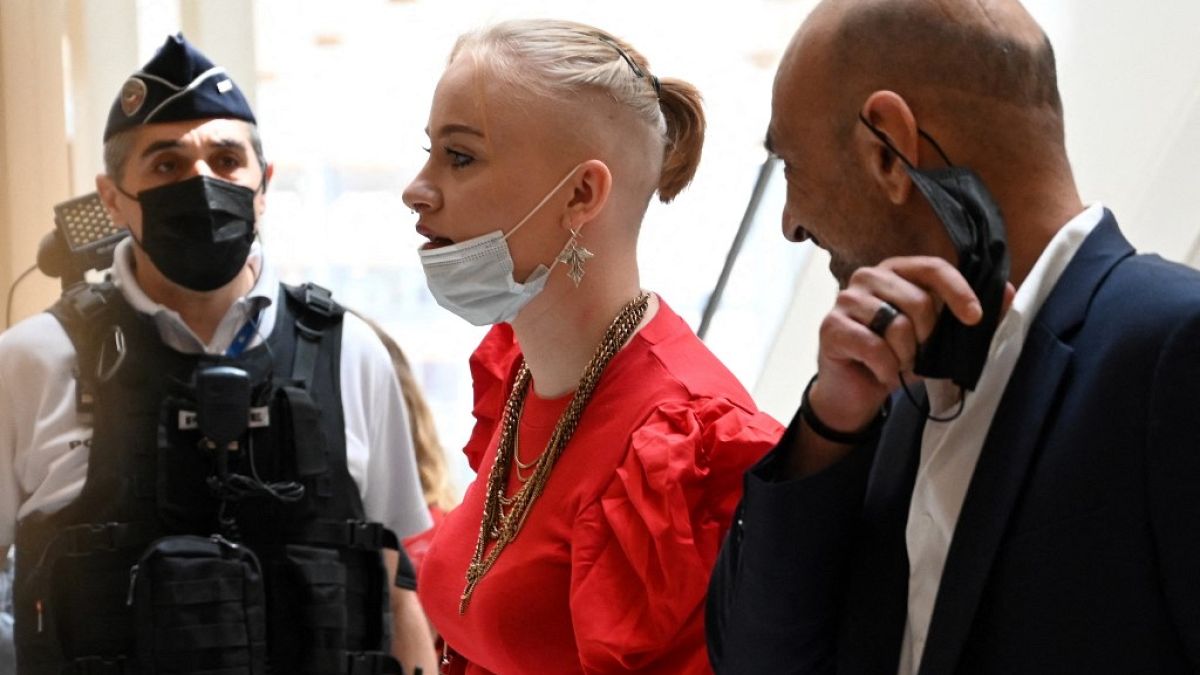 Mila, accompagnée de son avocat Richard Malka, à sa sortie du tribunal de Paris le 3 juin dernier