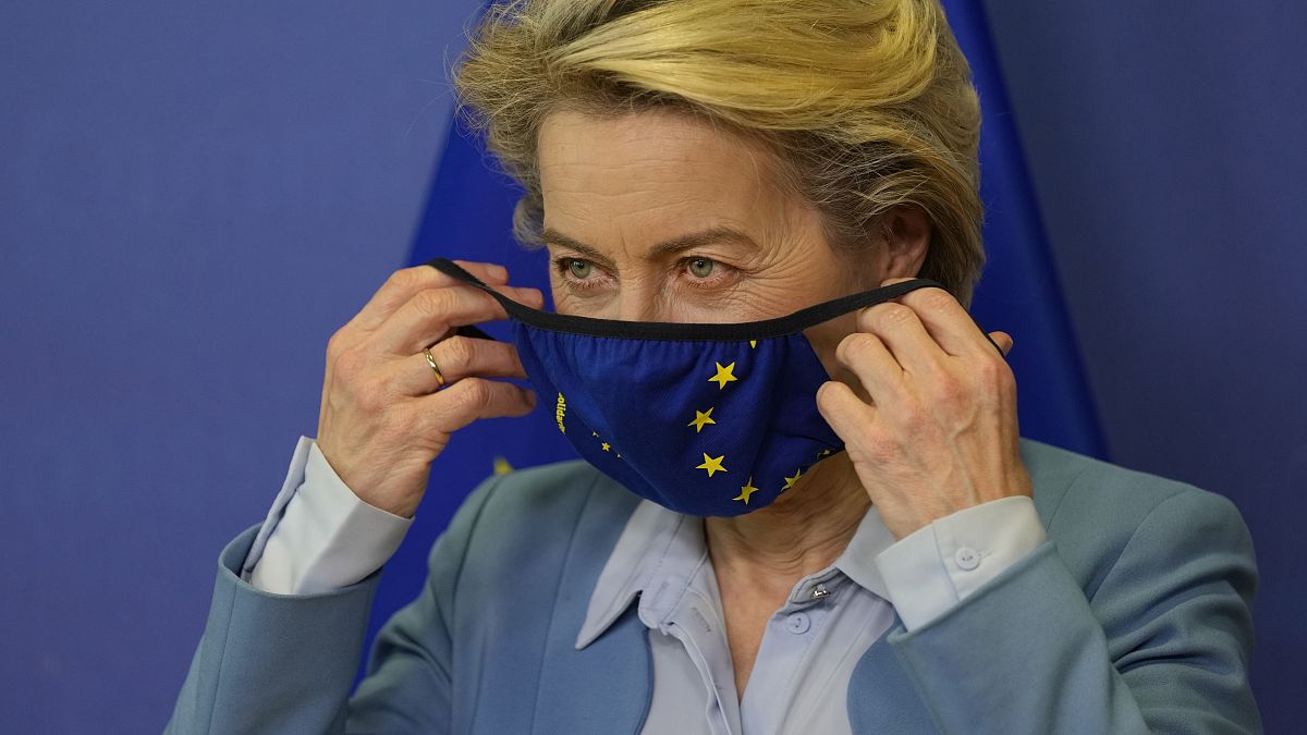 A Bizottság elnöke, Ursula Von der Leyen épp felveszi maszkját