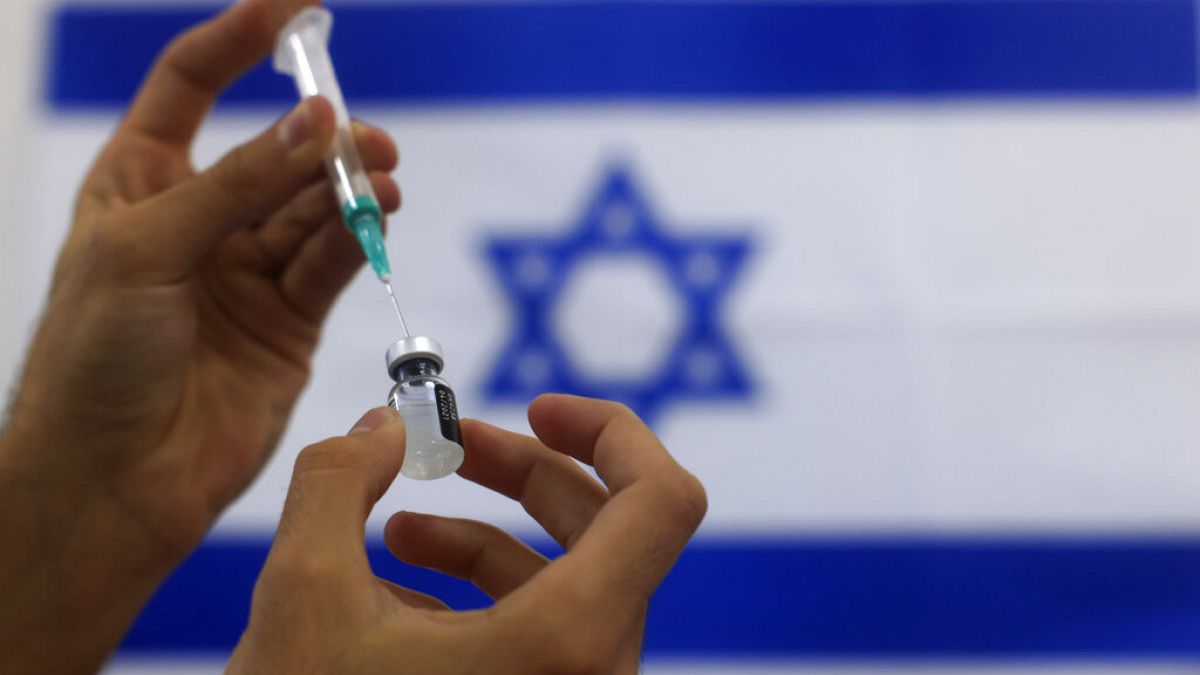 Un paramédico militar israelí prepara una vacuna COVID-19 de Pfizer