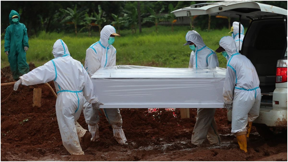 عمال القطاع الصحي ينقلون جثمان ضحية كورونا لدفنه في أندونيسيا