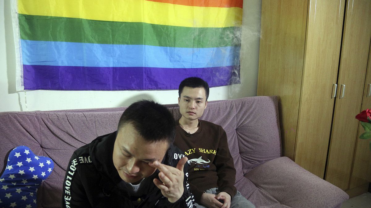 سون وينلين  إلى اليمين  يجلس مع شريكه هو مينجليانغ  قبل الذهاب إلى المحكمة للمرافعة في أول قضية زواج مثلي الجنس في الصين عام 2016