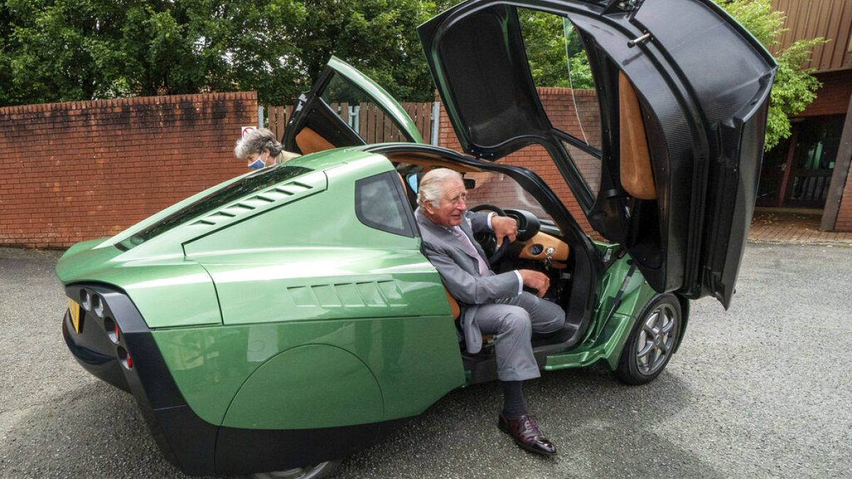 Károly herceg tesztvezetés után száll ki egy hidrogénmeghajtású autóból