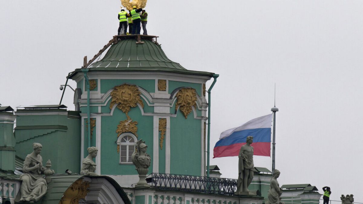 Orosz állami jelképek az Ermitázs tetjén