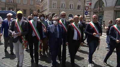 شاهد: رؤساء بلديات إيطاليا يجتمعون في روما للاحتجاج والمطالبة برد الاعتبار لهم