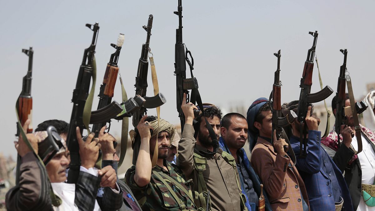 رجال قبائل موالون للحوثيين يرفعون أسلحتهم  في صنعاء/ اليمن