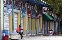 رجل يجلس خارج مركز ليتل هاييتي الثقافي في حي ليتل هاييتي
