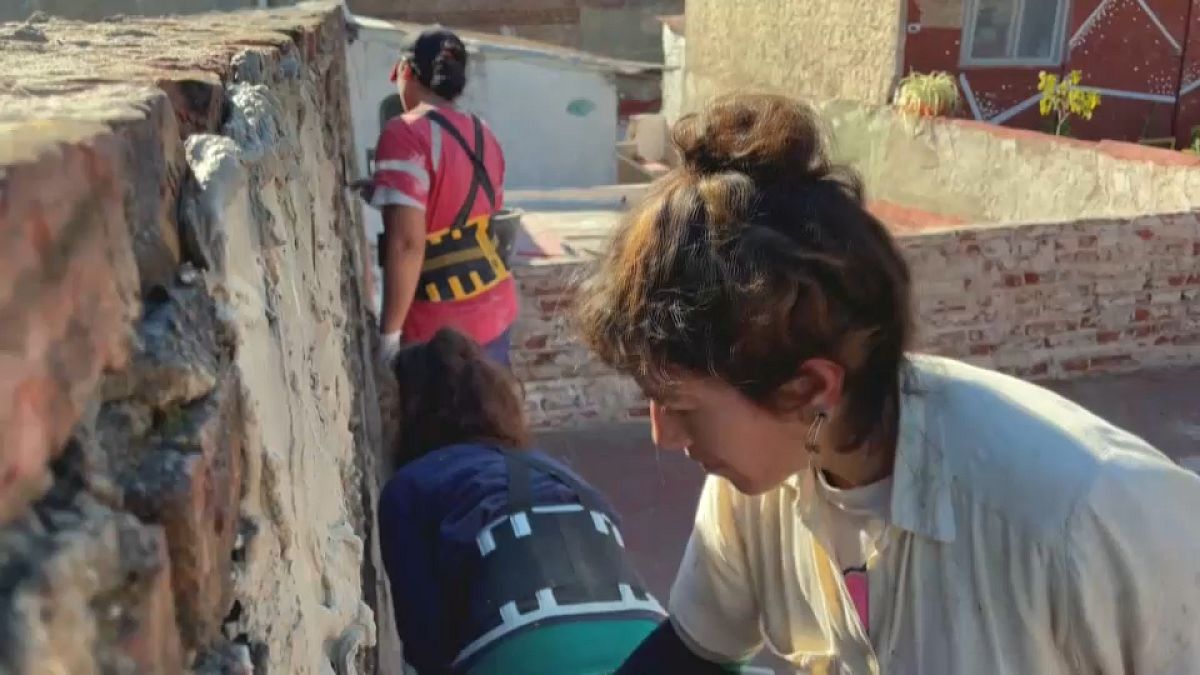 Mujeres trabajando en la renovación de un centro social en Buenos Aires