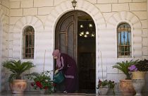سناء شلبي تروي ورودا أمام منزل زوجها الذي تعرض للهدم على يد الجيش الإسرائيلي 