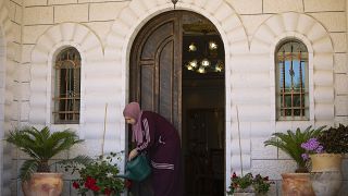 سناء شلبي تروي ورودا أمام منزل زوجها الذي تعرض للهدم على يد الجيش الإسرائيلي