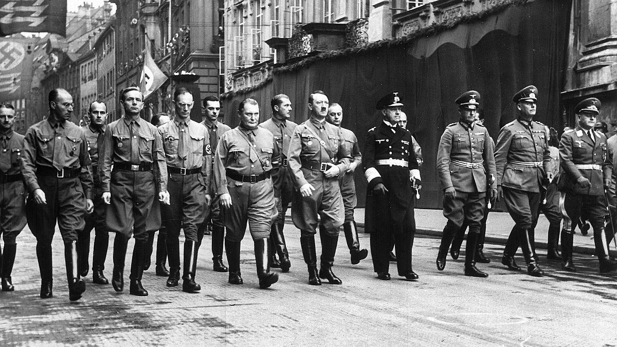 صورة أرشيفية لهتلر محاطا بضباطه في ميونخ 