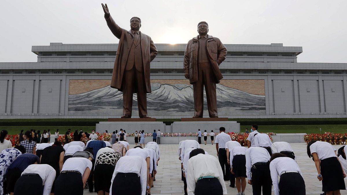 مواطنون يحيون ذكرى وفاة الزعيم كيم إيل سونغ في بيونغ يانغ- كوريا الشمالية.  