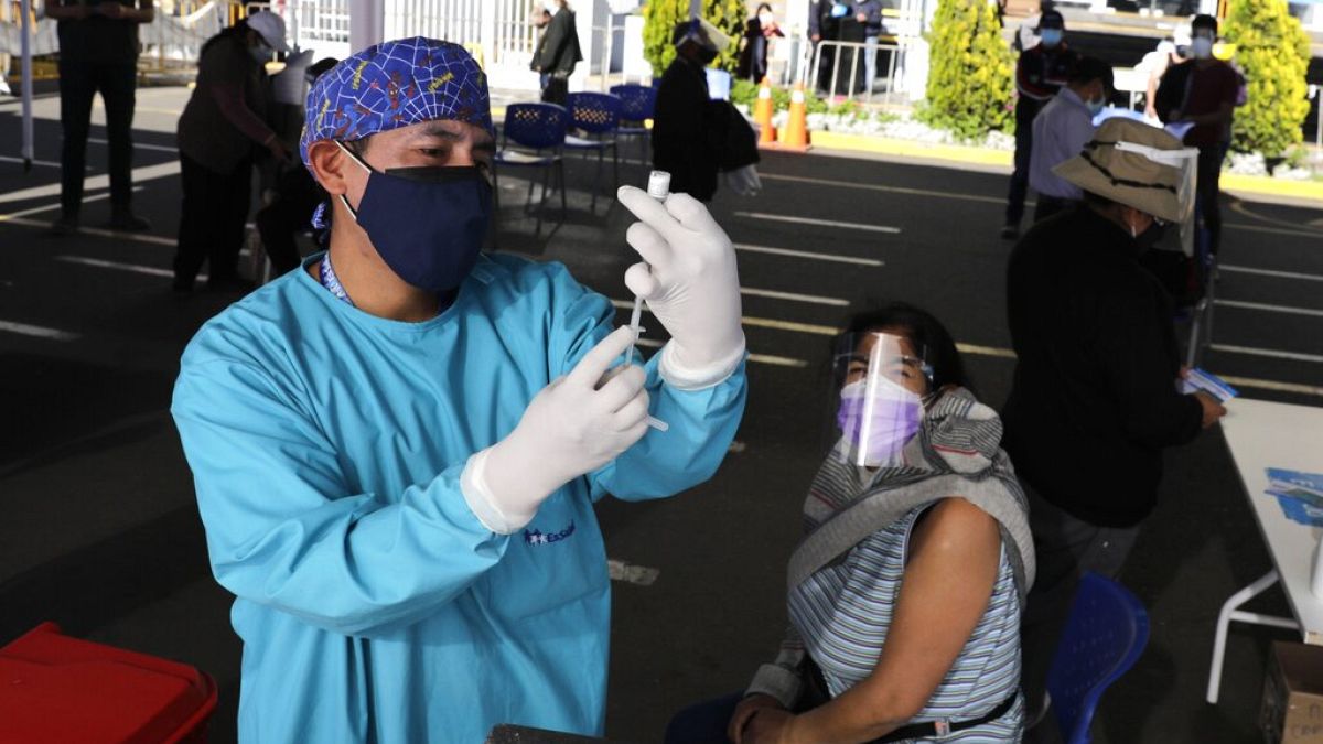 Pfizer vakcinával oltanak egy oltóponton a perui Arequipa településen, 2021. június 26-án