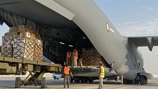 شحن طرود مساعدات إنسانية ترسلها قطر إلى لبنان على متن طائرة نقل عسكرية من طراز بوينج C-17A Globemaster III في قاعدة العديد الجوية القطرية في 8 يوليو / تموز 2021. 