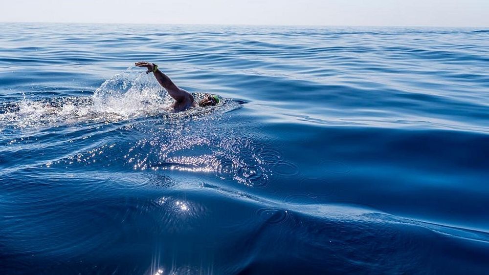 Dopo un’esperienza di pre-morte, questo olimpionico batte i record nel nuoto ambientale environmental