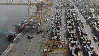 أعمدة من الدخان تتصاعد إثر انفجار في سفينة حاويات كانت تحمل مواد قابلة للاشتعال في ميناء جبل علي