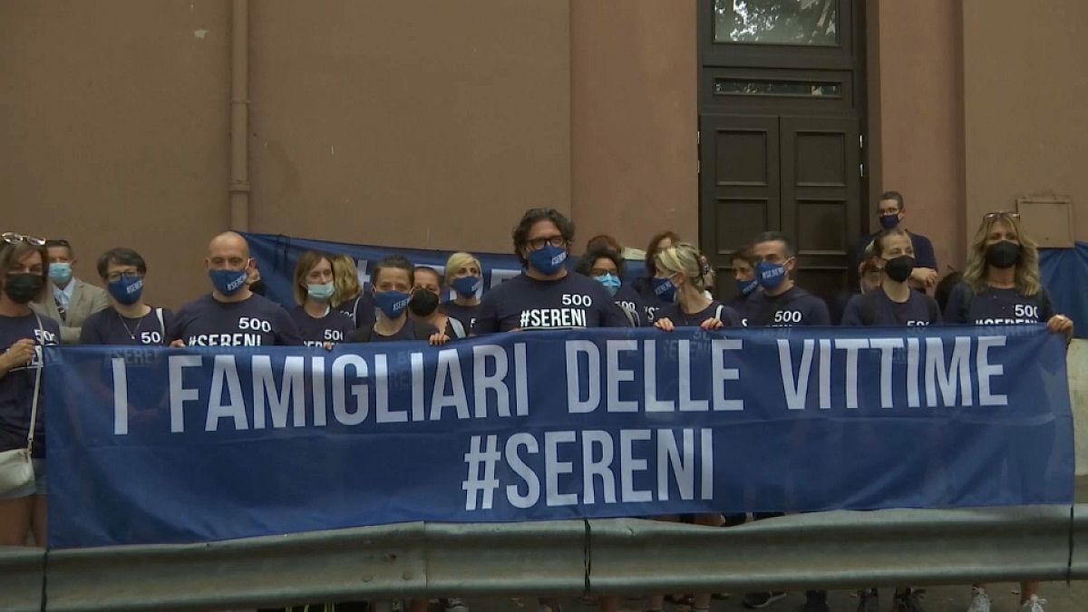 Este jueves los familiares de los fallecidos por el virus se presentaron en Roma para protestar contras las autoridades y exigen justicia. 