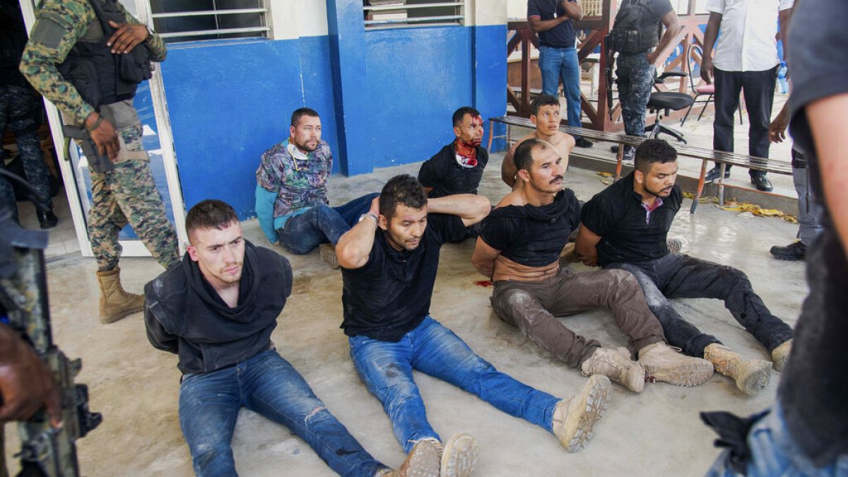 Des suspects exhibés à la presse au commissariat central de Port-au-Prince