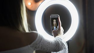 شابة أميركية تصور نفسها من خلال هاتفها في أحد تطبيقات السشوال ميديا في مدينة ويذرزفيلد بولاية كونيتيكت الأمريكية. 28/02/2018
