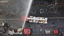 عناصر الإطفاء يحاولون إخماد حريق في دكا. 2019/03/28