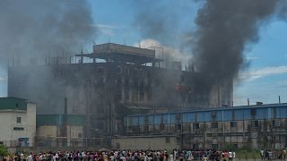 Arbeiter eingeschlossen - dutzende Tote bei Fabrikbrand in Bangladesch