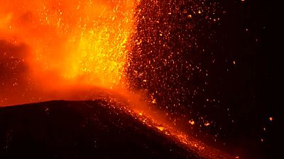 İtalya'daki yanardağ Etna yeniden lav ve kül püskürttü