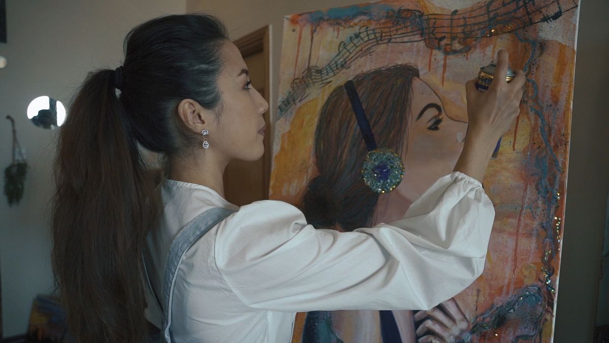 شاهد: فنانة شابة من قرغيزستان تحول ظرفاً عائلياً صعباً إلى قصة نجاح في دبي