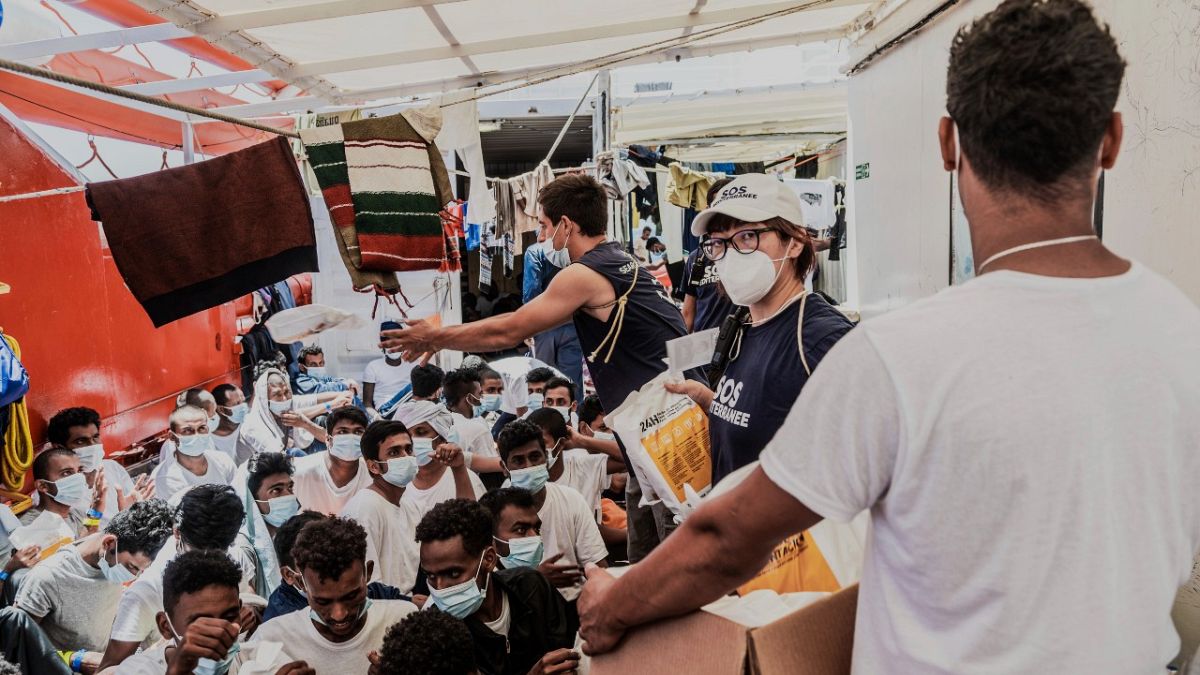 توزيع الطعام على المهاجرين على ظهر سفينة إنقاذ أوشن فايكنغ في البحر المتوسط ​​الاثنين 5 يوليو 2021