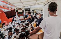 توزيع الطعام على المهاجرين على ظهر سفينة إنقاذ أوشن فايكنغ في البحر المتوسط ​​الاثنين 5 يوليو 2021