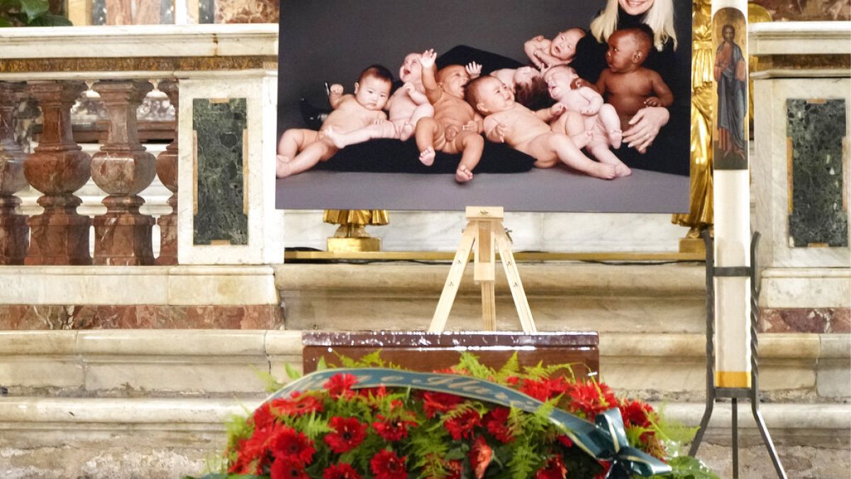 Funeral da cantora italiana Raffaella Carrà realizou-se em Roma