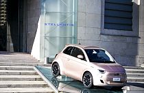 Une voiture de la marque Fiat, filiale du Groupe Stellantis à Turin le 18 janvier 2021