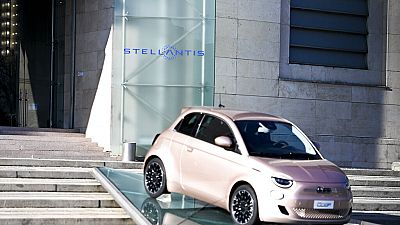 Une voiture de la marque Fiat, filiale du Groupe Stellantis à Turin le 18 janvier 2021